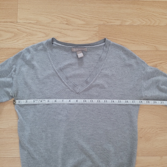 Banana Republic | Silk Blend V Neck Knit Grey Lightweight Sweater - S - Picture 9 of 9